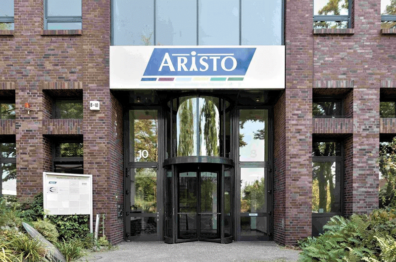 Foto auf dem die Eingangstür des Firmengebäudes der Aristo Pharma Gruppe zu sehen ist